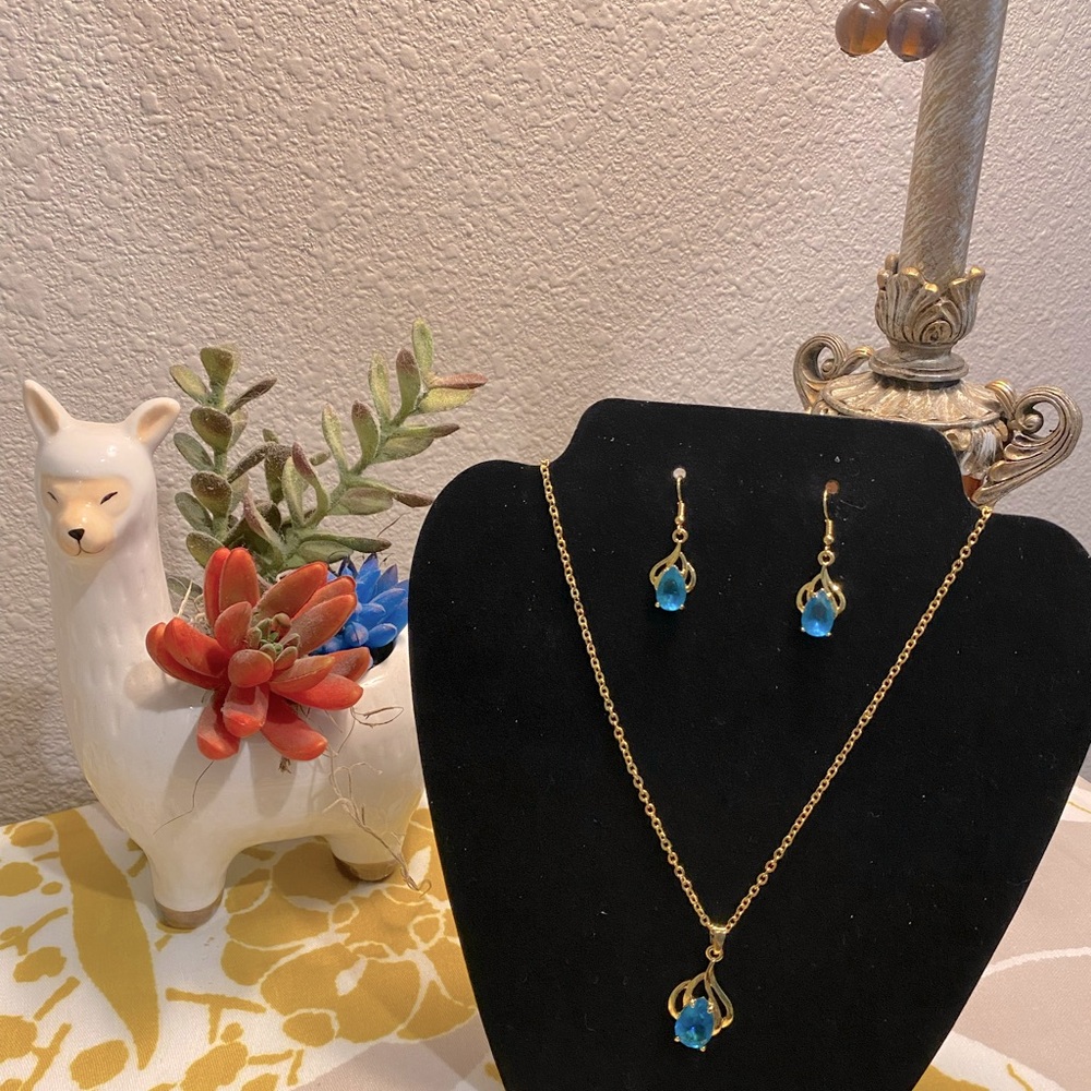 Costume Jewelry Necklace with Matching Earrings